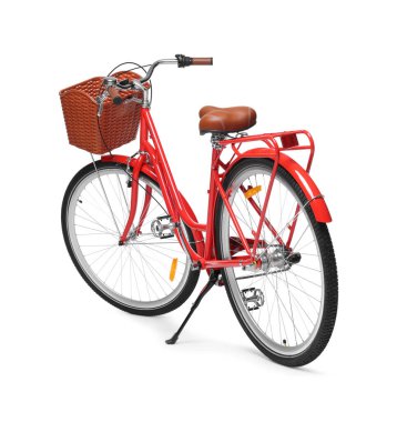 Beyaz arka planda sepeti olan bir bisiklet.