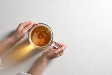 Beyaz masada cam bardakta birası olan bir kadın. Metin için boşluk