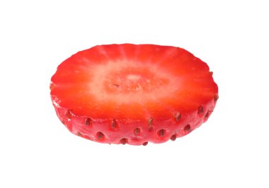 Olgun çilek parçası beyaza izole edilmiş.