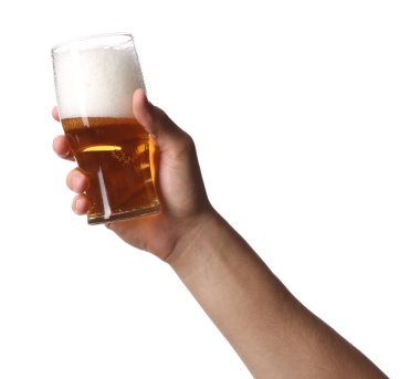 Beyaz arka planda lezzetli bira bardağı olan adam, yakın plan.