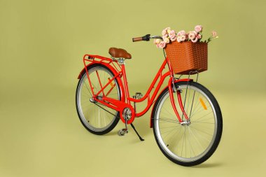 Yeşil arka planda bir sepet güzel çiçekli bisiklet