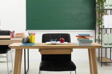 Farklı okul kırtasiyesi, gözlük ve kırmızı elma.