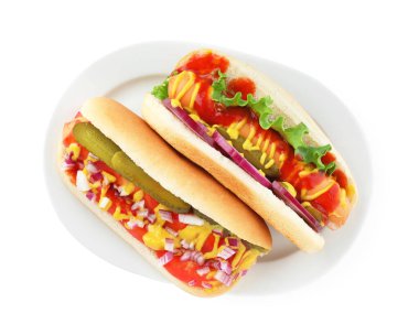 Sebzeli, hardallı ve ketçaplı leziz sosisli sandviç.