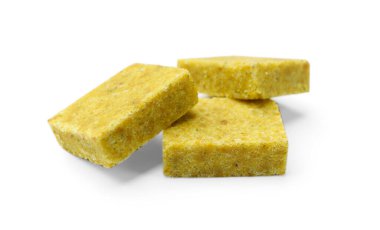 Beyaz üzerine izole edilmiş lezzetli aromatik bulyon küpleri.