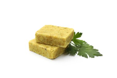 Aromatik bulyon küpleri ve maydanozlar beyaz üzerine izole edilmiş.