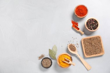 Aydınlık masada farklı aromatik baharatlar var. Metin için boşluk