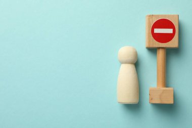 İşsizlik parası. Açık mavi arka planda insan figürü ve dur işareti, üst manzara. Metin için boşluk