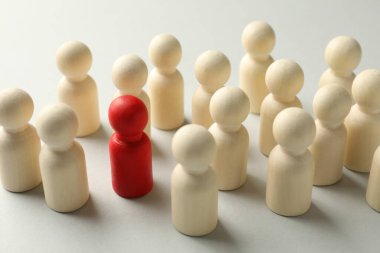 İşsizlik parası. Işık arka planında birçok farklı insan figürü, yakın plan