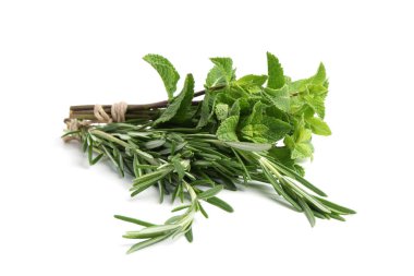 Beyazlara ayrılmış farklı taze yeşil otlar.