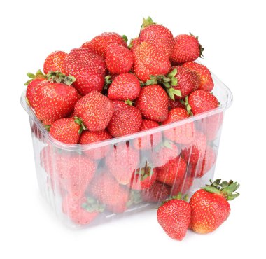 Plastik kabın içindeki taze çilekler beyaza izole edilmiş.