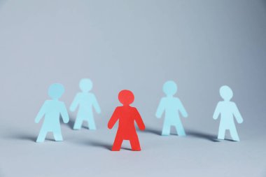 Işık arkaplan üzerinde birçok insan kağıt figürü