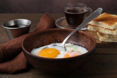 Kavanozda yarı haşlanmış yumurta, soya sosu ve ahşap masada kızarmış ekmek ile geleneksel Asya kahvaltısı.