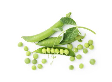 Kabuklu taze bezelyeler ve filizler beyaza izole edilmiş, üst manzara