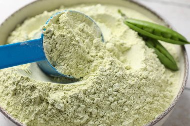 Protein tozu ve yeşil bezelyeler ışık masasında, yakın plan.