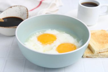 Kavanozda yarı haşlanmış yumurta, soya sosu, ekmek ve kahve ile geleneksel Asya kahvaltısı.