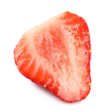 Sulu çileğin yarısı beyaza izole edilmiş.