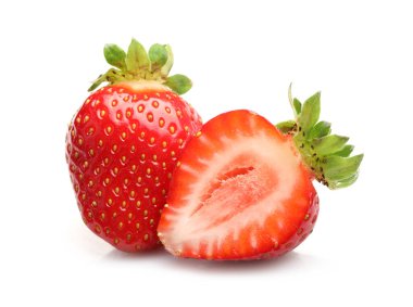 Tam ve kesilmiş çilekler beyaza izole edilmiş.