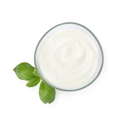 Lezzetli yoğurt ve fesleğen beyaza izole edilmiş, üst manzara.