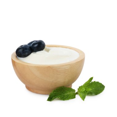 Lezzetli yoğurt yaban mersinli ve nane şekerli beyaz tencereye izole edilmiş.