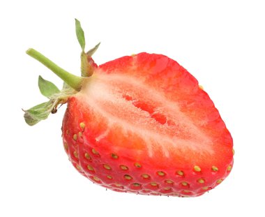 Taze çileğin yarısı beyaz üzerine izole edilmiş.