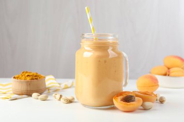 Süper yemek. Lezzetli smoothie ve malzemeler beyaz masada.