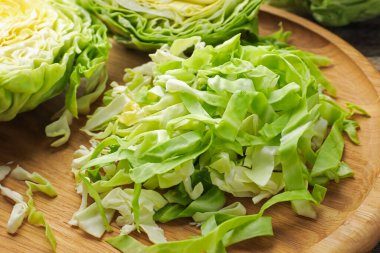 Masada taze yeşil lahana kes, yakın plan.