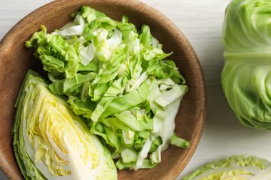 Taze yeşil lahanalar açık ahşap masada, düz yatıyordu.