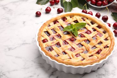 Lezzetli kirazlı turta ve beyaz mermer masada böğürtlenler, yakın plan. Metin için boşluk