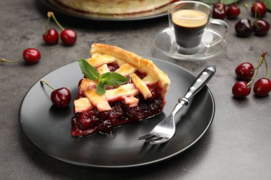 Gri masadaki lezzetli vişneli turta ve böğürtlen, yakın plan.