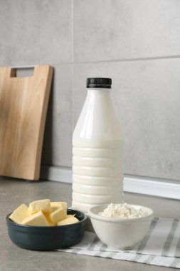 Mutfaktaki gri desenli masada farklı süt ürünleri.