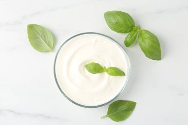 Lezzetli yoğurt, fesleğen, beyaz mermer masa, düz uzanmış.