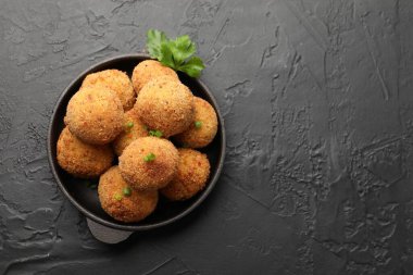 Lezzetli kızarmış köfteler, yeşil soğanlı ve maydanozlu, gri desenli masa manzaralı. Metin için boşluk