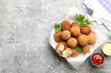 Lezzetli kızarmış köfteler maydanozlu ve soslu gri desenli masa, düz yatak. Metin için boşluk