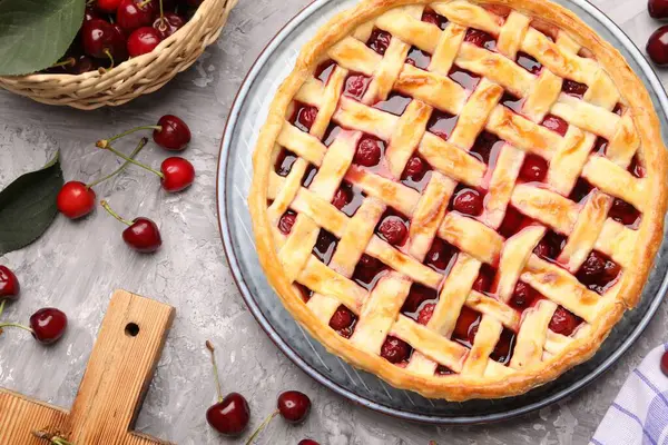 Lezzetli vişneli turta ve gri desenli masada böğürtlen, düz uzanmış