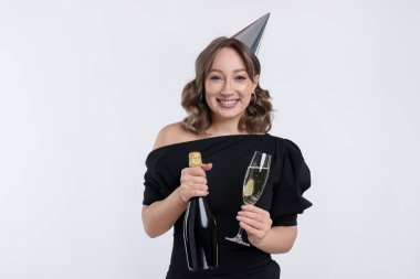 Doğum günü kutlaması. Beyaz arka planda köpüklü şarabı olan kadın.