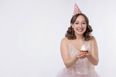 Doğum günü kutlaması. Beyaz arka planda keki olan kadın. Metin için boşluk