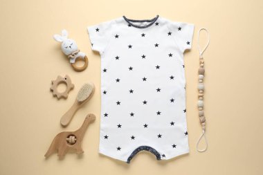 Bej arka planda bebek arabası ve aksesuarları, düz yatış