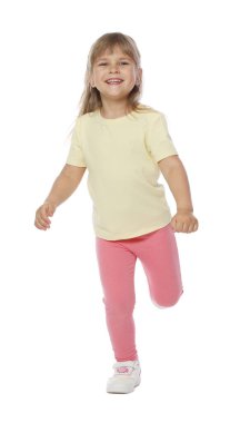 Beyaz arka plan üzerinde dans mutlu küçük kız