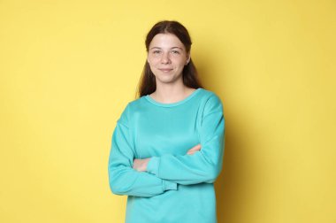 Sarı arka planda genç bir kızın portresi