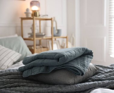 İçerideki yatakta temiz çarşaflar. Ev tekstili