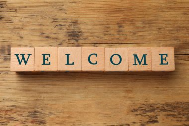 Kelime Masadaki tahta küplerden yapılmış hoş geldin, üst manzara