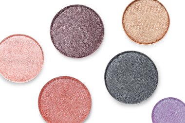 Beyaz arka planda farklı renklerde göz farı, set. Kozmetik ürün paleti