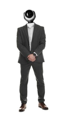 Beyaz arka planda kafası yerine kapalı devre kameralı bir iş adamı.