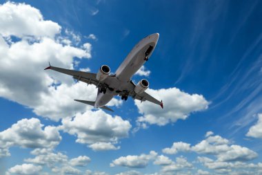 Bulutlu güzel mavi gökyüzünde uçan uçak