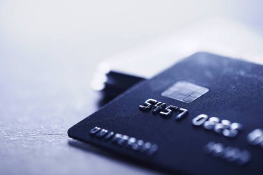 Gri masada birçok farklı kredi kartı var, yakın plan.