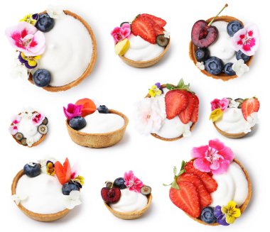 Beyaz çiçeklerle süslenmiş tartlar, set. Lezzetli tatlı