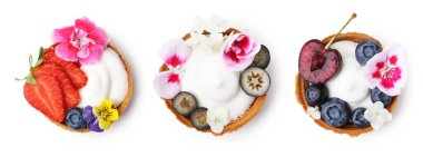 Beyaz çiçeklerle süslenmiş tartlar, set. Üst Manzara. Lezzetli tatlı