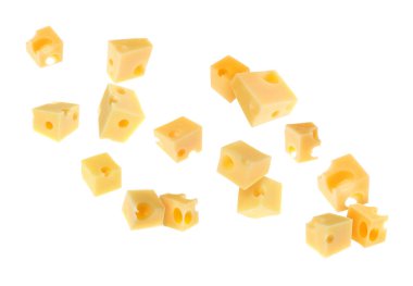 Beyaz arkaplana karşı havadaki peynir küpleri