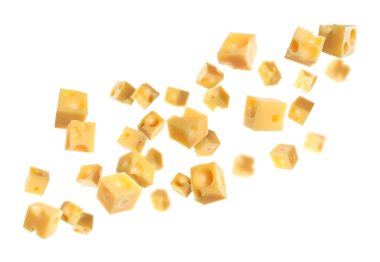 Beyaz arkaplana karşı havadaki peynir küpleri