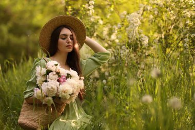 Parkta şakayık demeti olan güzel bir kadın. Metin için boşluk